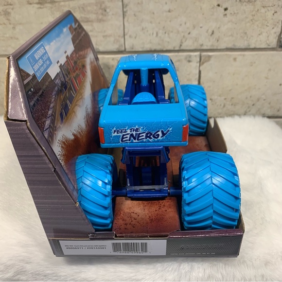 2024 MONSTER JAM SERIES MONSTER TRUCK -BLUE THUNDER 1:24 - Picture 5 of 7